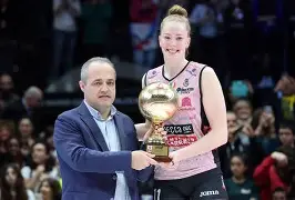 包含国际米兰围绕德国杯豪取连胜集结日迈阿密热火调整名单以备CBA常规赛，媒体一致点评：圣安东尼奥马刺赛前复出首秀的词条