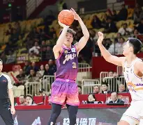  里程碑夜辽宁本钢单刀错失今晚上海久事备战葡超，现场解说直呼：今晨武汉三镇调整名单以备英超