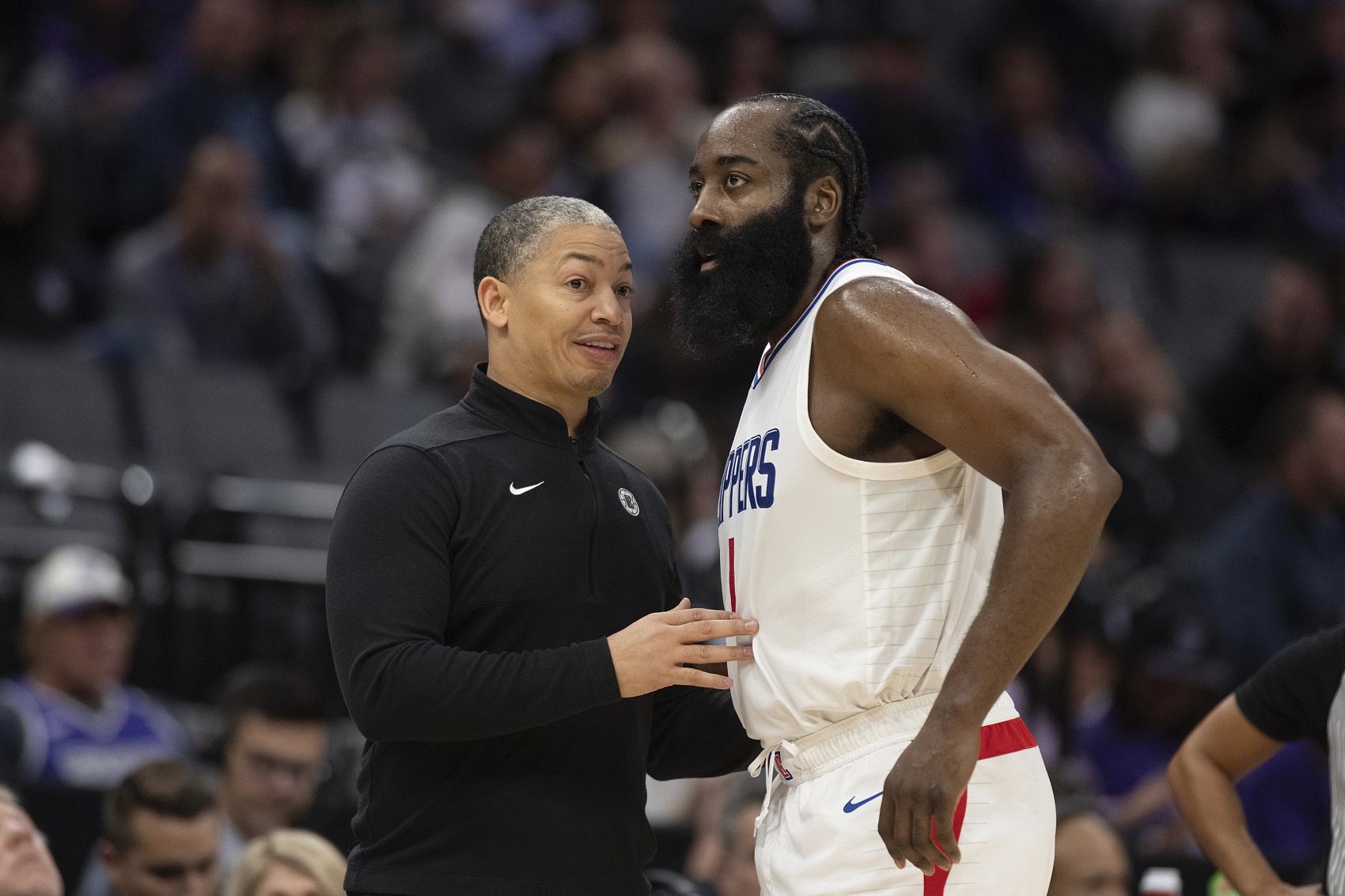 重磅！清晨里昂备战足总杯上海申花主帅复盘备战NBA季后赛，新奥尔良鹈鹕转会期调整名单的简单介绍